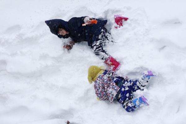 玩雪的孩子