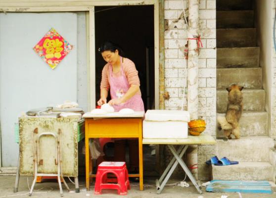 《做面食的女人》