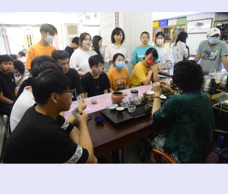 淮南联合大学宝玉石鉴定与营销专业师生  在淮南立春珠宝行进行实践教学活动