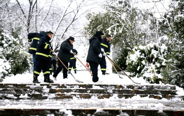 他们在行动一一除雪