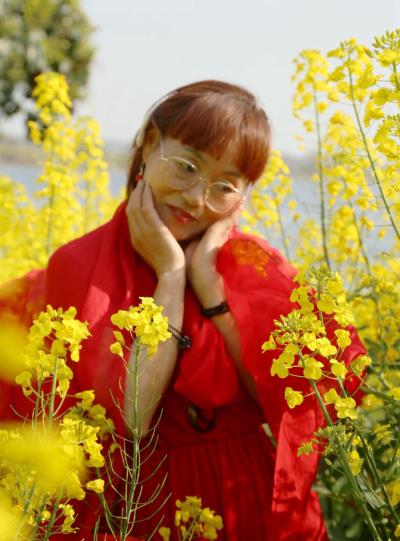 她在花海中。。。。。。