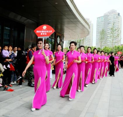看：淮南朝阳大学旗袍队的佳丽，她们正向我们走来……