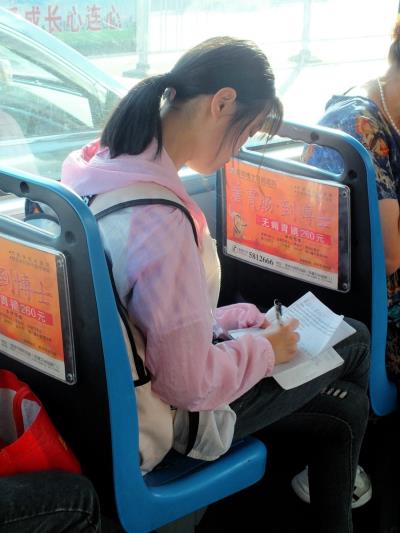 公交车上的考生<手机抓拍.>