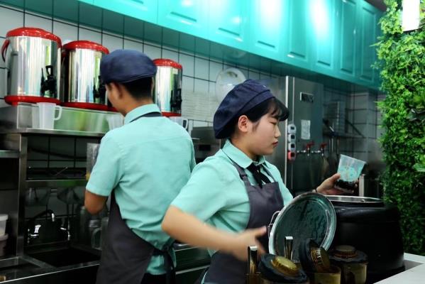 自主创业，顾客盈门……