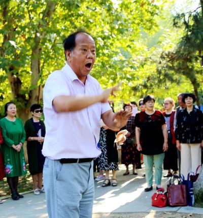 齐唱红歌迎国庆......