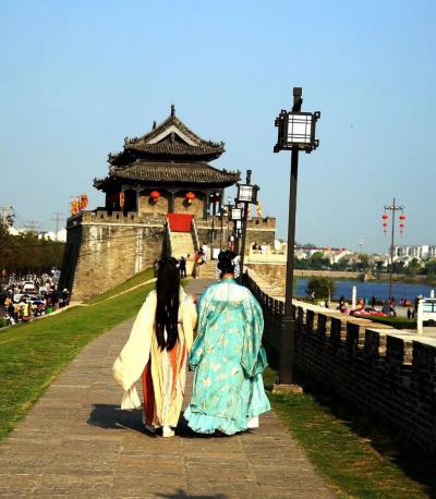 弘扬民族服饰文化，传承民族精神。