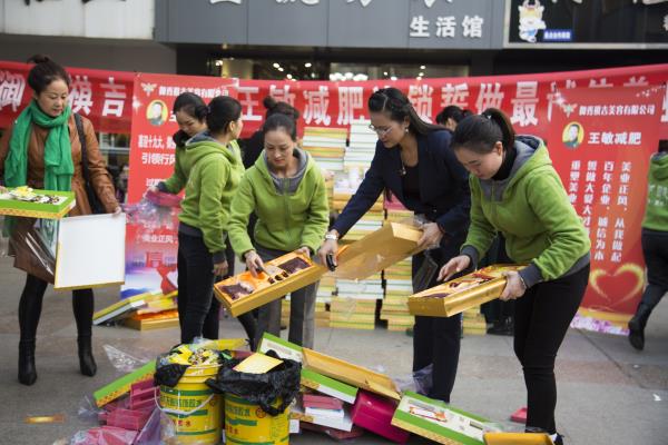 女老板自毁20余万产品为哪般？