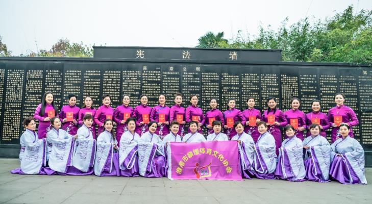 我市今天在龙湖公园举办“12.4”国家宪法日集中宣传活动