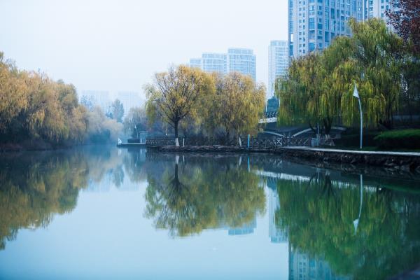 漫步匡河岸边，欣赏秀丽的景色，呼吸新鲜空气 。