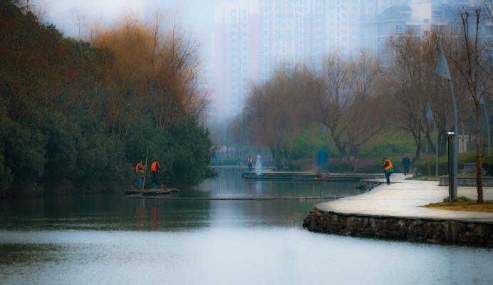 美丽城市的守护者  -  一组河道清洁工人亮丽的身影 👍