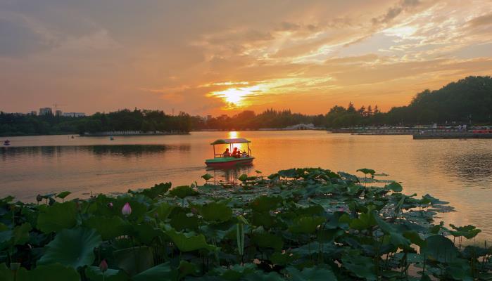 夕照龙湖