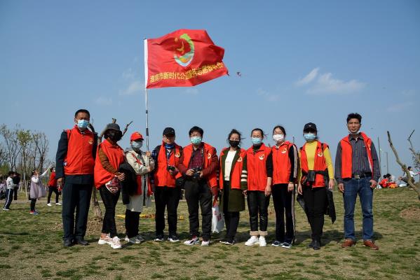 垃圾不落地  淮南更美丽  淮南公益志愿者联合会亲子公益群举行捡垃圾活动