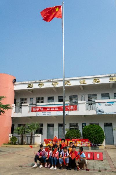 心系贫困留守儿童，国庆.中秋摄影师二道河小学献爱心