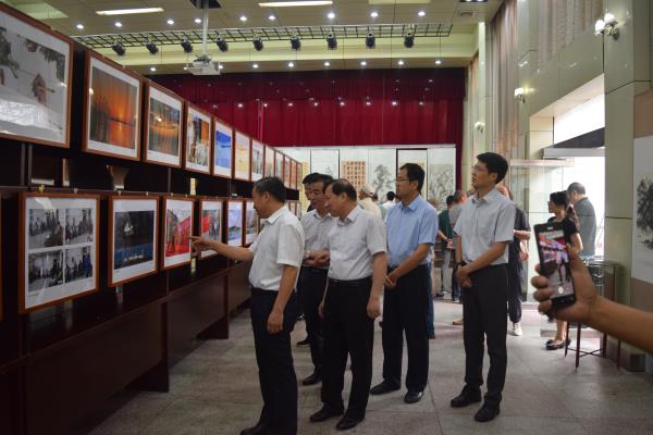 礼赞伟业.淮南市大通区庆祝中国共产党成立100周年书画摄影作品展在淮南市大通区政府礼堂开展