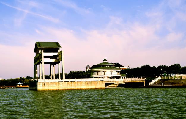 焦岗湖绊荷花美  人杰地灵神仙处