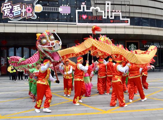 我们的中国梦，文化进万家。有淮南市民间文艺家协会主办的民俗文化表演在淮南吾悦广场举行