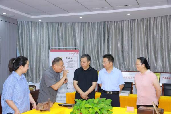 淮南市民间文艺家协会、淮滨街道淮河路社区联合举办庆“七一″红色文化主题展