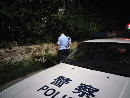 醉汉路边呼呼大睡，警察看护联系家人