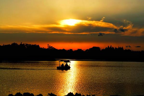夕阳下的龙湖公园