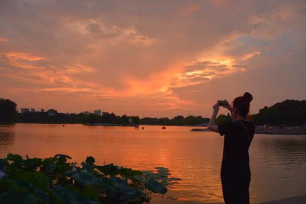 夕照龙湖