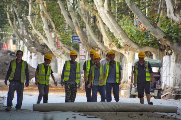 高温下的修路工人