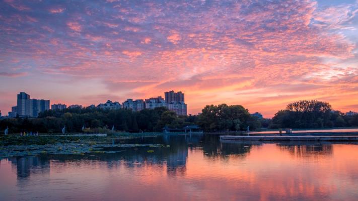 秋风吹拂夕阳红