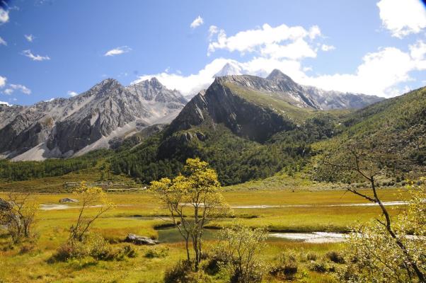 稻城亚丁夏诺多吉深神山