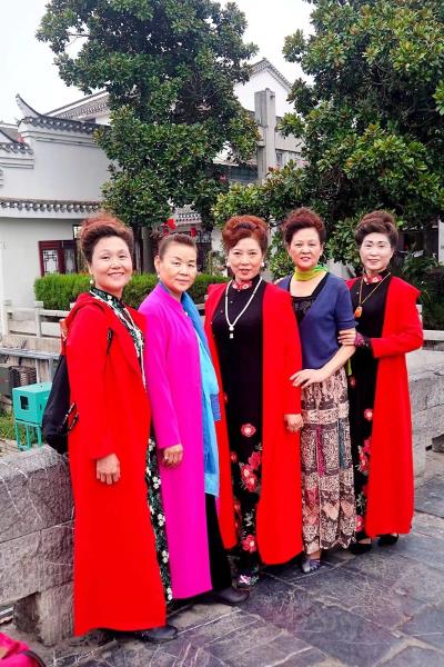 淮南“靓影模特艺术团”游三河古镇。