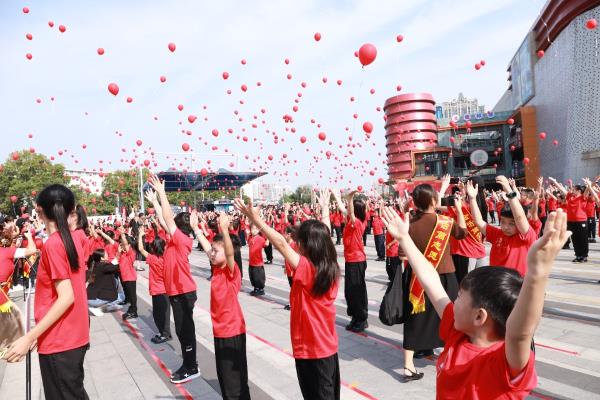 淮南金话筒艺术培训学校举行迎国庆千人朗诵活动