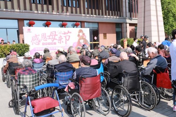 淮南工人文化宫舞蹈队母亲节公益汇演侧记
