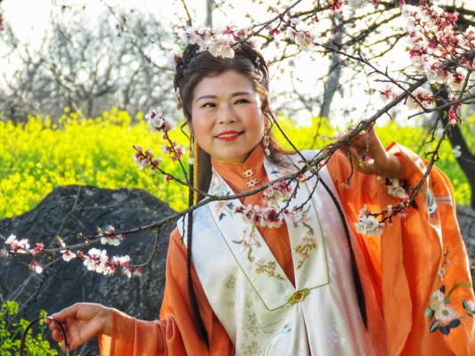 《春暖花开丽人行》