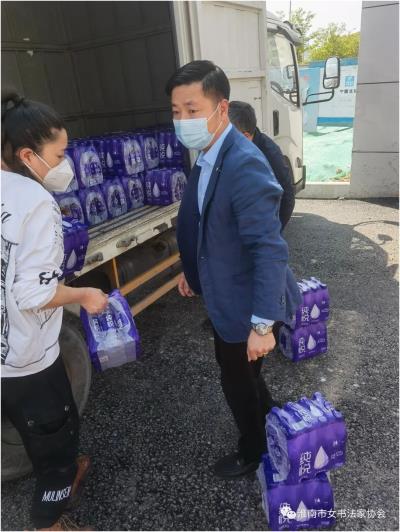 爱心助力不停步 慰问最美“逆行者”
