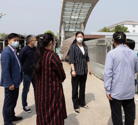 同心抗疫 情暖后方  ——淮南市政协委员、市女书法家协会李静主席等人慰问我院一线抗疫医护人员