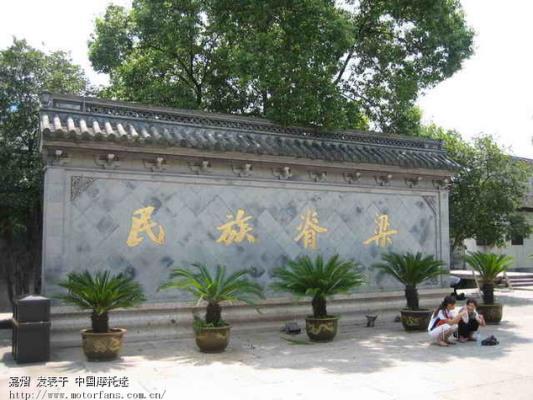 【越调·小桃红】游鲁迅故居  拱桥绕水澈澄无浪，古树联枝向上。曲径通幽邃深小巷，草园空旷，百花竞艳馨香荡漾。中华脊梁，笔为犀利枪，刺向劣顽心脏。