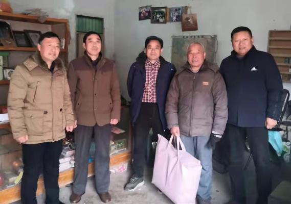 凤台县古店中学开展慰问退休教师活动