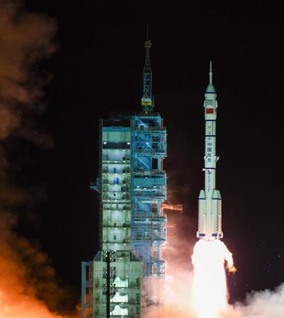 七绝：  贺神舟十三号宇宙飞船凯旋  ——感谢诗友唱和