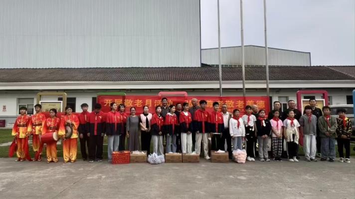 志愿服务到基层  养老院里暖意浓