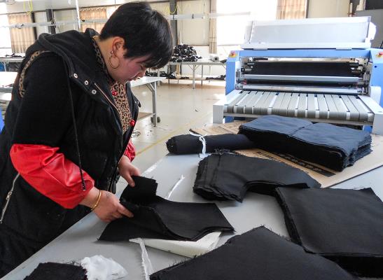 省示范中心村寿县周岗：招商引资办服装厂 为当地群众就业脱贫