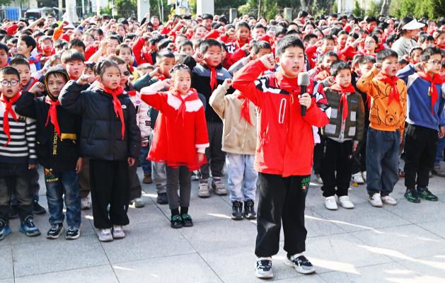 寿县小甸镇：开展少先队员清明祭英烈主题活动