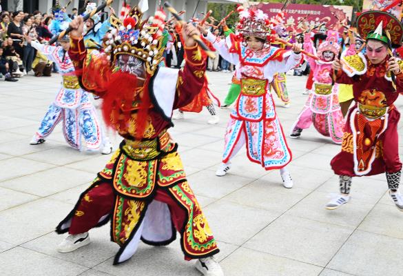 合肥骆岗公园： 潮汕文化英歌舞演出庆“国庆 ”