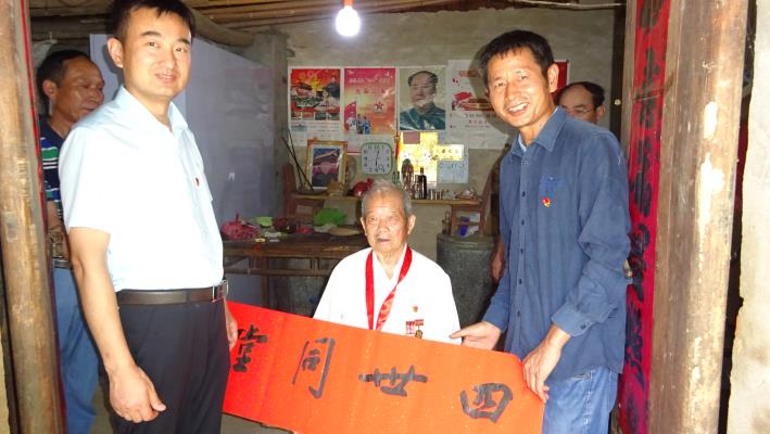 著名书法家李多来挥毫泼墨慰问“光荣在党50年”老党员