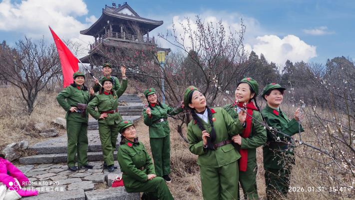 绿色军衣登舜耕山赏淮南美景