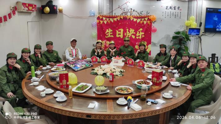《绿色军衣》团队为队员过集体生日