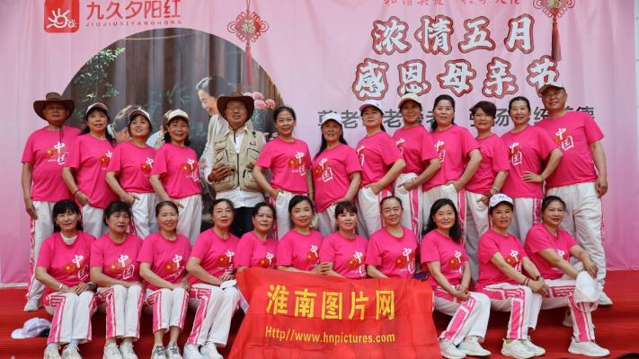 花鼓灯舞进九久夕阳红老年公寓