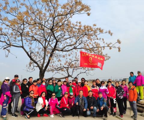 在女神节到来之际，淮南联合健康运动群徒步八公山大裂谷山里人家南塘水库有氧运动，跟大自然拥抱爬山逛村庄戏水与快乐同行