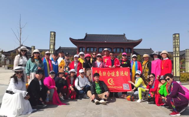 淮南联合健康运动群28日到寿县踏青，徒步城里城外双公园，一群人一条心坚持一起走下去，欢声笑语与快乐同行