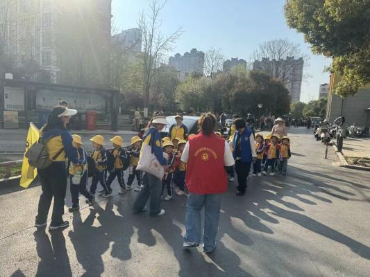 田家庵区朝阳街道银鹭社区关工委携手幼儿园开展“绿书签”活动