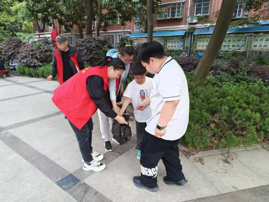 小手拉大手  劳动最光荣