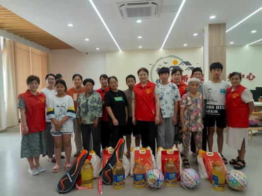 少年儿童心向党  牵手护航伴成长