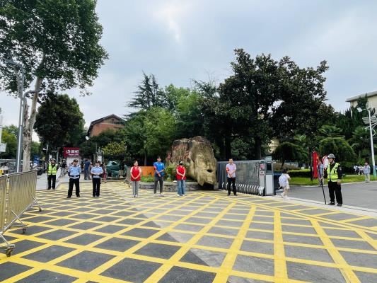 暖心护学岗 守护成长路